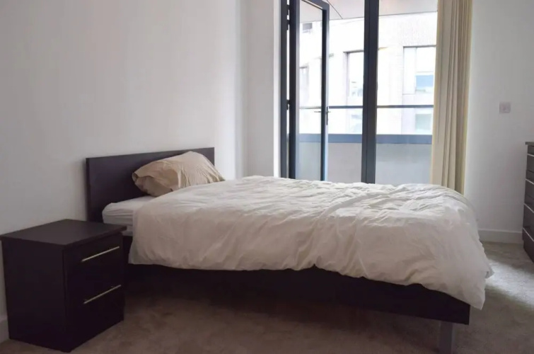 Modern Vauxhall Flat With Balcony