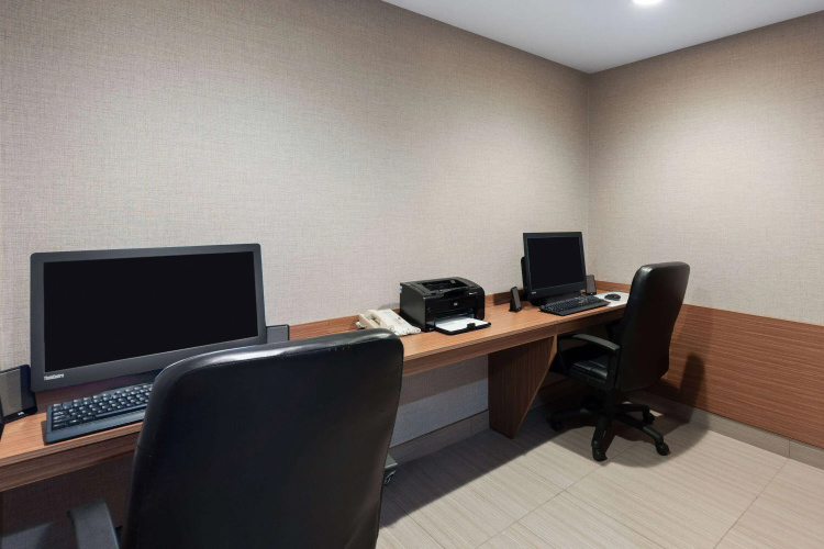 Microtel Inn & Suites By Wyndham Kirkland Lake photo 16