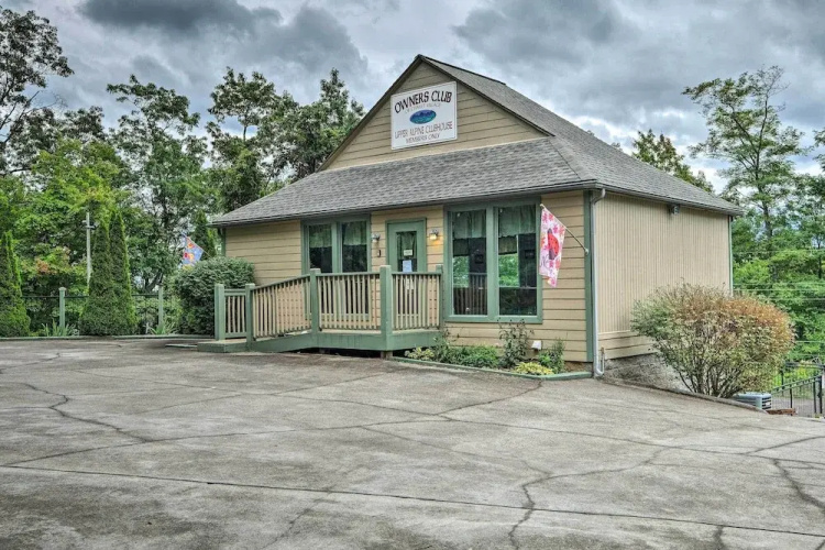Chalet Village Upper Alpine Condo w/ Pool Access!
