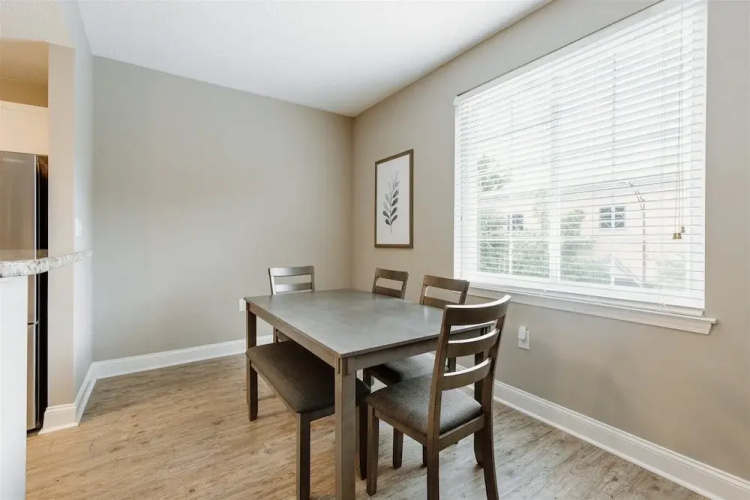 Washington St, 10 E