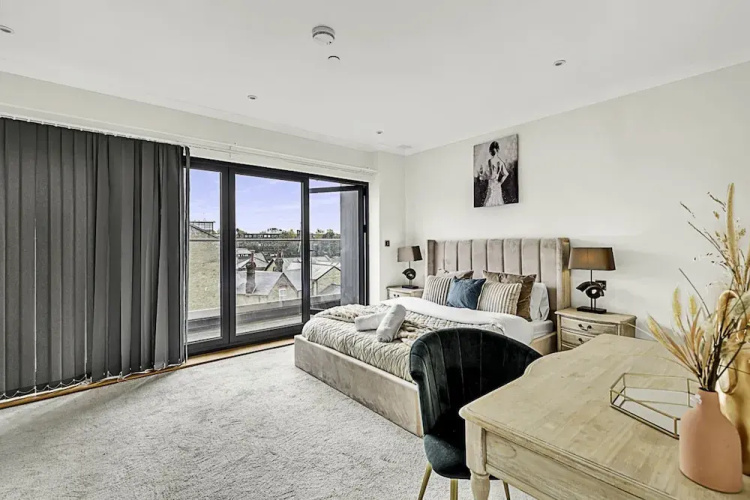 Beautiful Abode In Brentford