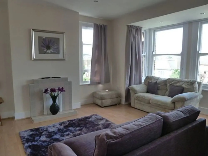 Light, Spacious 2 bed 2 Bath Flat. Sleeps 2-8
