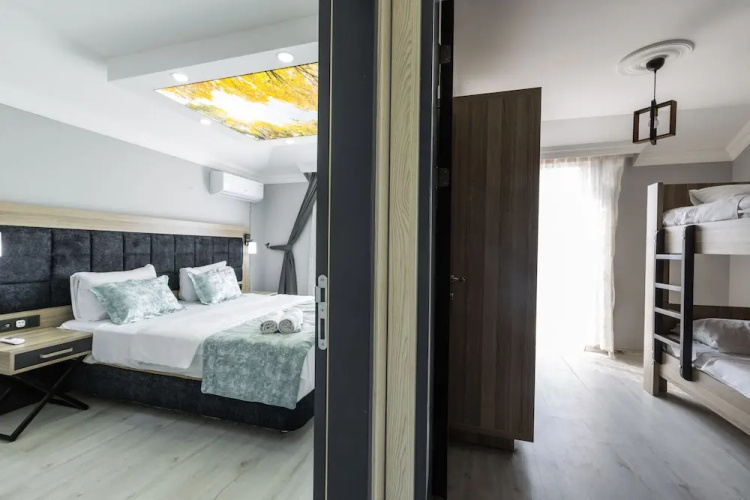 Li̇fe Pool Sui̇te Hotel