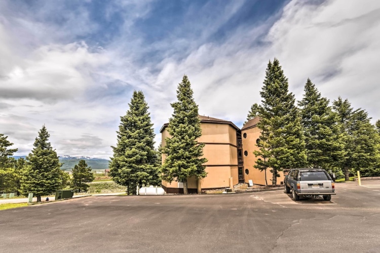 Mountain-view Angel Fire Condo: Walk to Skiing