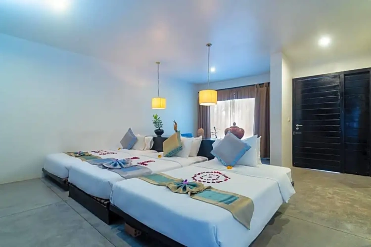 Standard Triple room with pool view