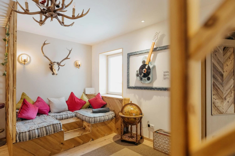 DMG - 'Funky First Floor' Unique Mountain Apartment