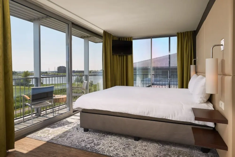 Junior Suite with balcony and with view