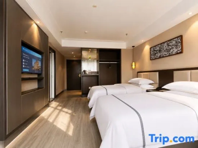 Grand Triple Suite with city view