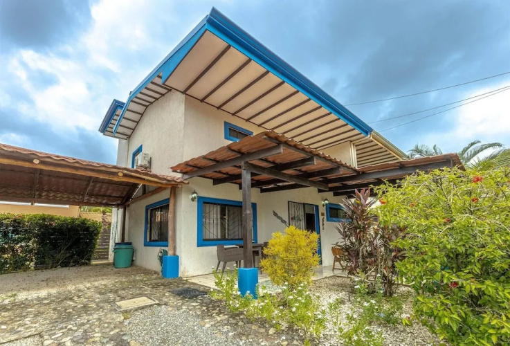 Sunset Villa, Comfortable House Steps From the Beach