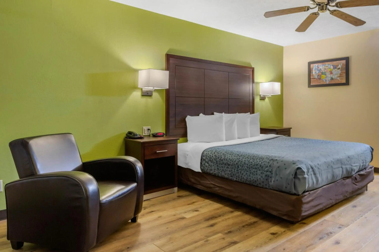 Econo Lodge West - Coors Blvd