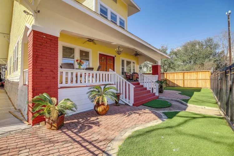 Spacious Houston Home w/ Deck ~ 2 Mi to Downtown!
