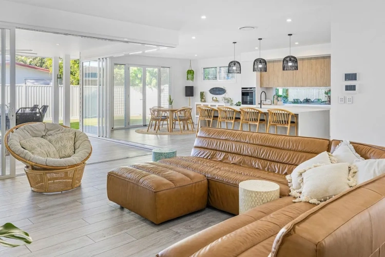 4 Bedrooms Cottage beachfront