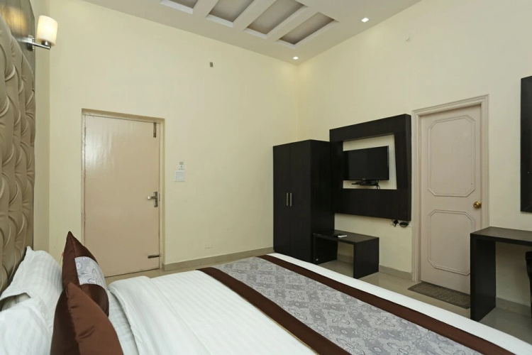 OYO 8983 Royal Inn