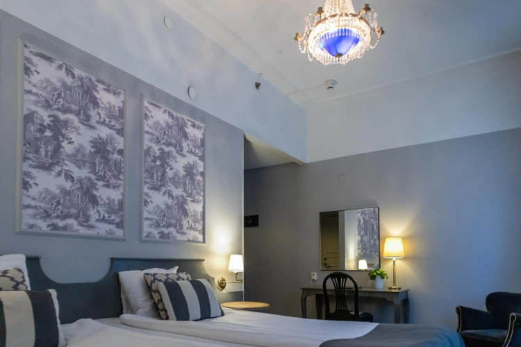 Crystal Plaza Hotel