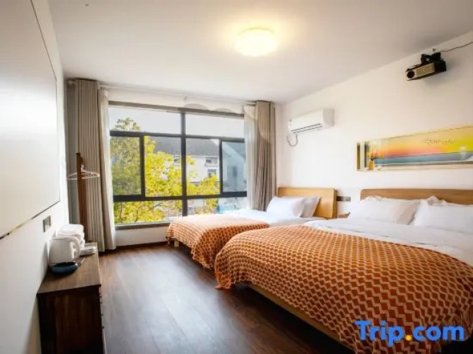 Standard Twin room with canal view
