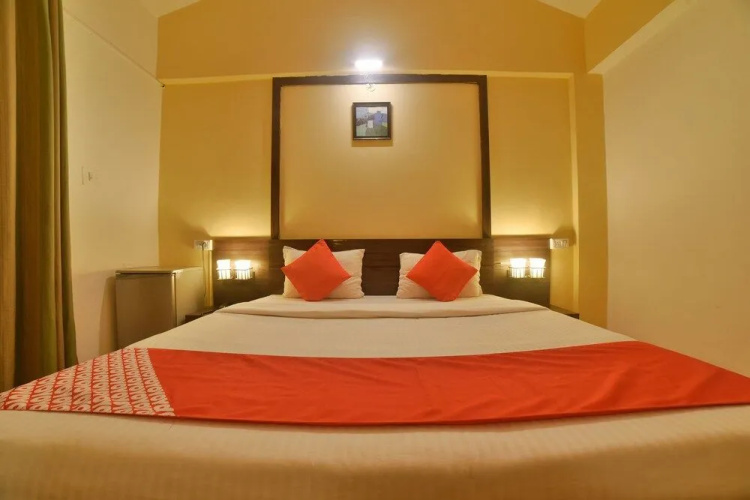 Oyo 30128 Reddys Hotel