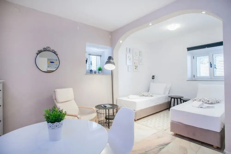 Studio Apartments Emotha