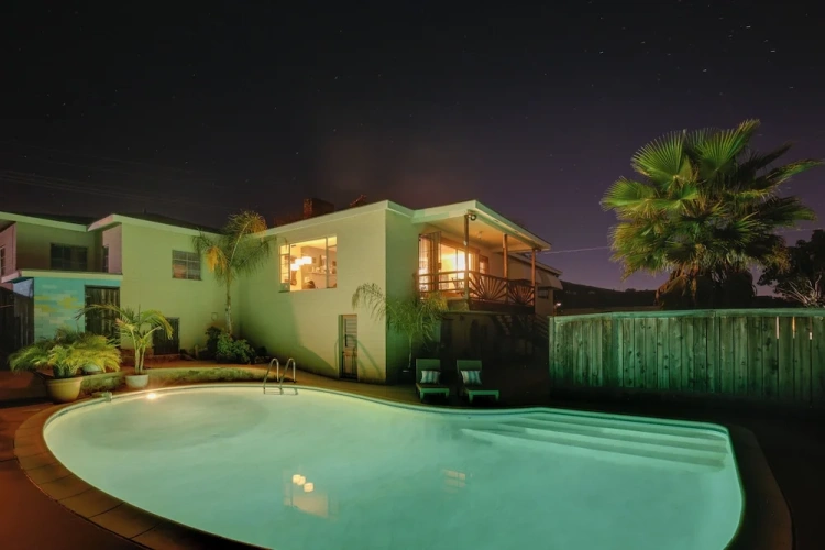 3 Bedrooms Cottage with balcony