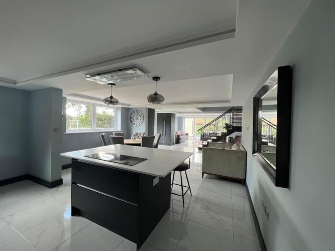 5 Bedrooms Cottage