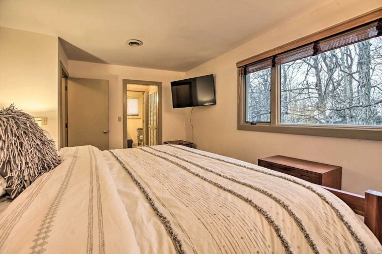 Mountaintop Wintergreen Resort Home w/ Deck, Views