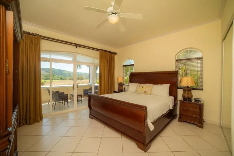Colina 5D - 3 bdr 2 Bath Family