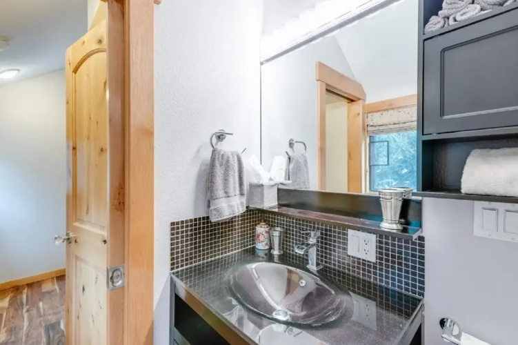23SW - Luxurious - Wi-Fi - Fireplace - Sleeps 4