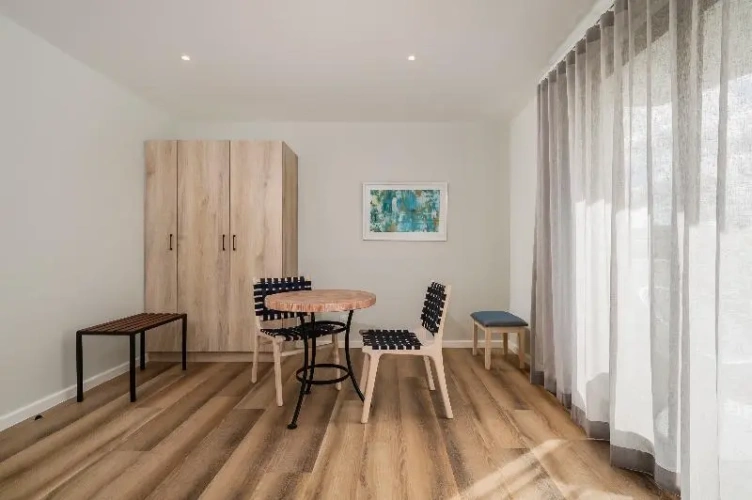 Apartment with partial sea view