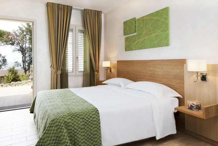 Deluxe Double room with partial sea view