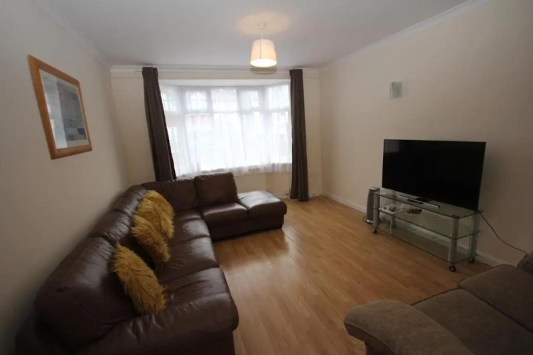 4 Bedrooms Cottage