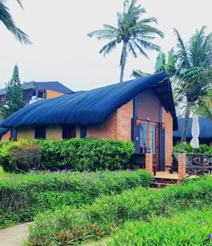 Bungalow with balcony and beachfront