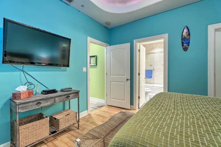 'pacifica' Condo w/ Balcony, Walk To Beach!