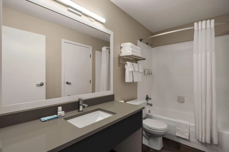 Days Inn by Wyndham Kelowna photo 11