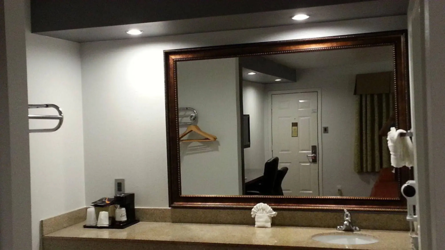 12 Oaks Hotel