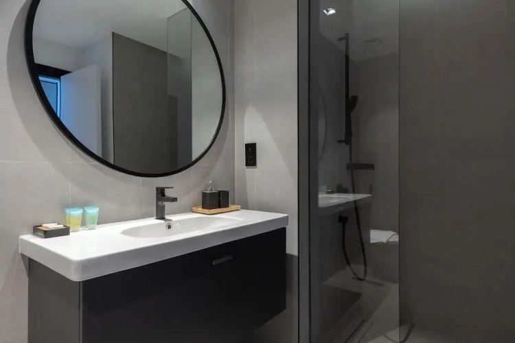 Waves - Stylish 13th-Floor Studio with Top-Notch Amenities