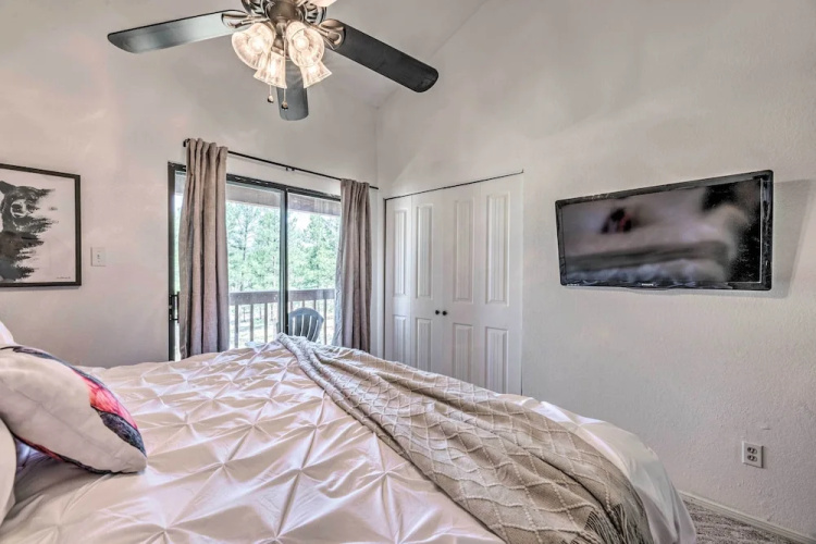 Updated Ruidoso Mountain Escape w/ Deck & Balcony!