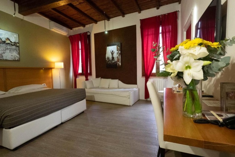 Standard Triple room