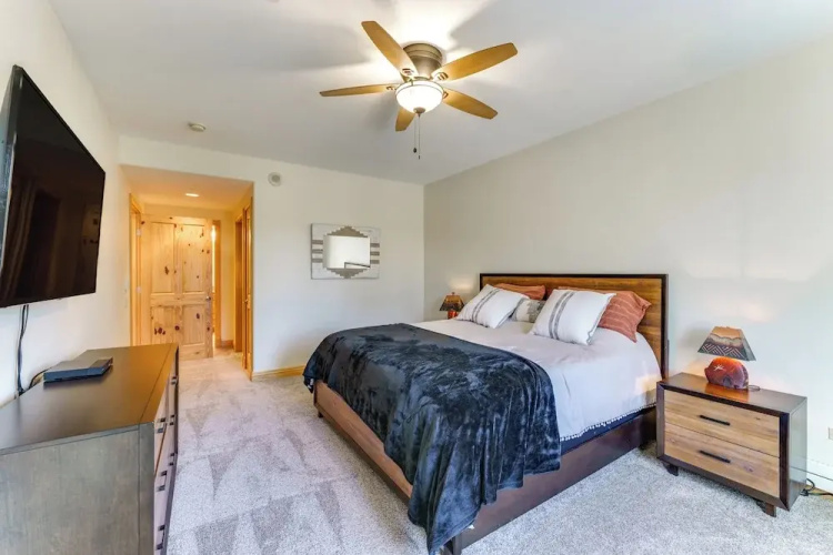 2 Mi to Angel Fire Resort: Mtn-view Condo!
