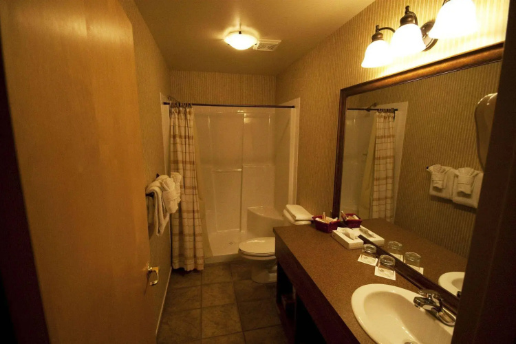 Elkwater Lake Lodge