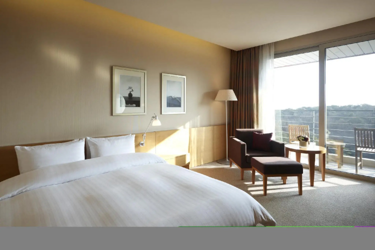 Rolling Hills Hotel