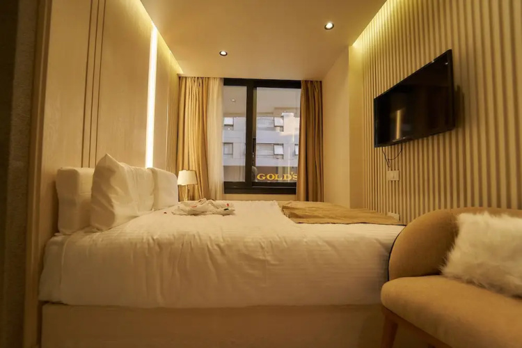 Gold's Pyramids Hotel