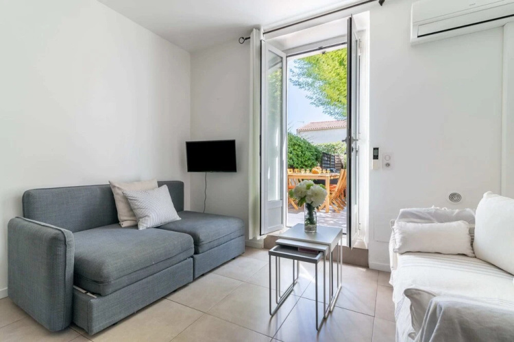 Superb 2BR Central Apt With Private Patio