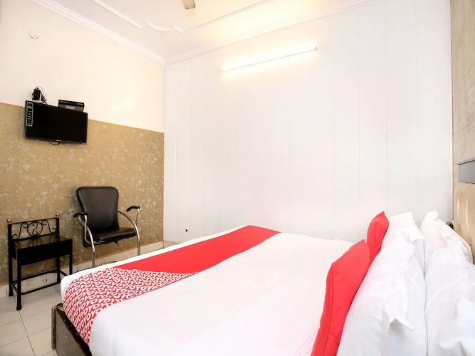 OYO 11906 Hotel Star Welcome