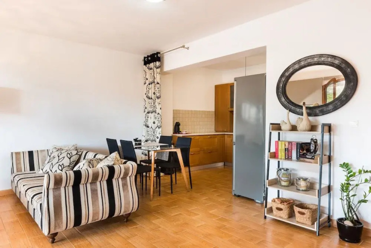 Dream Lux Flat with Great Outdoor Pool & Parking