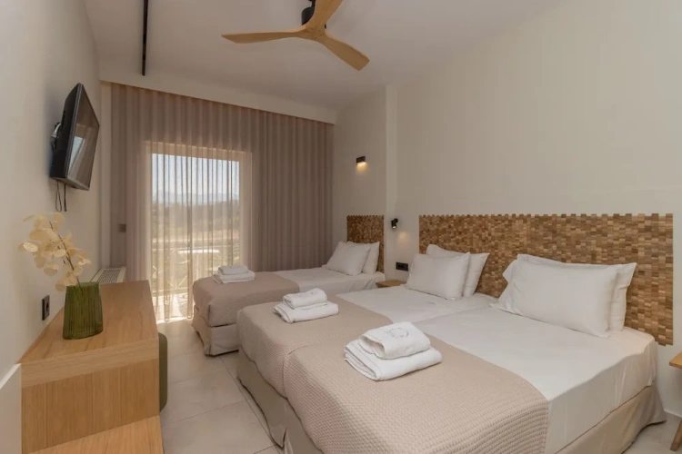 Standard Triple room with balcony and with partial sea view