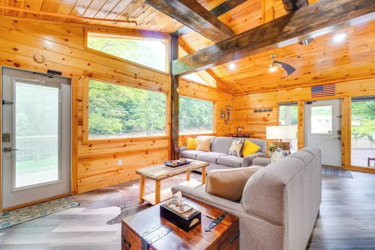 3 Mi to Dollywood: Peaceful Cabin w/ Deck