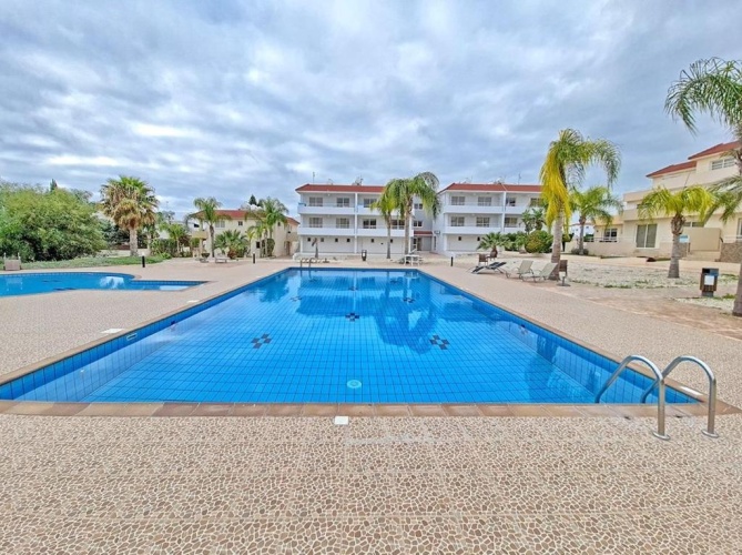 Apartment with pool view
