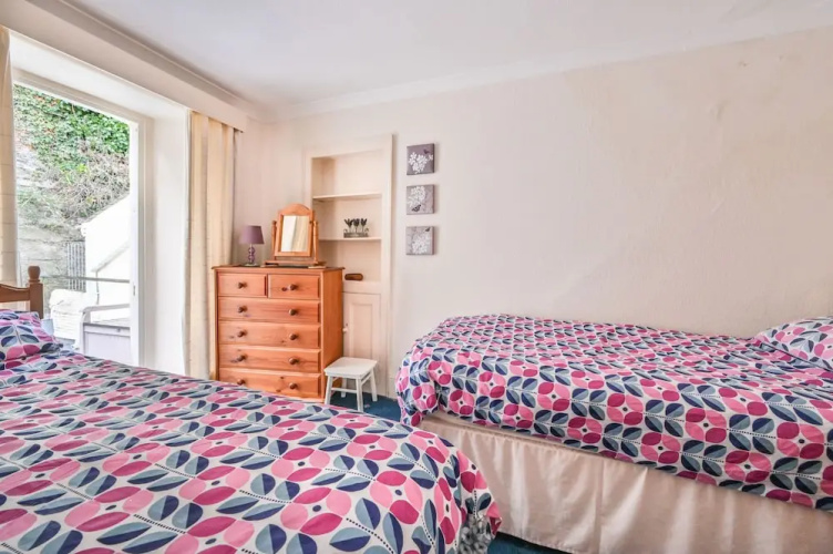 3bed Apartment Sleeps 5- Parking, Wifi, Near Beach