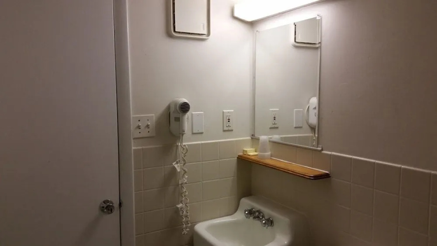Quarterdeck Motel