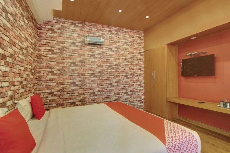 OYO 24825 Hotel Sholas Residency