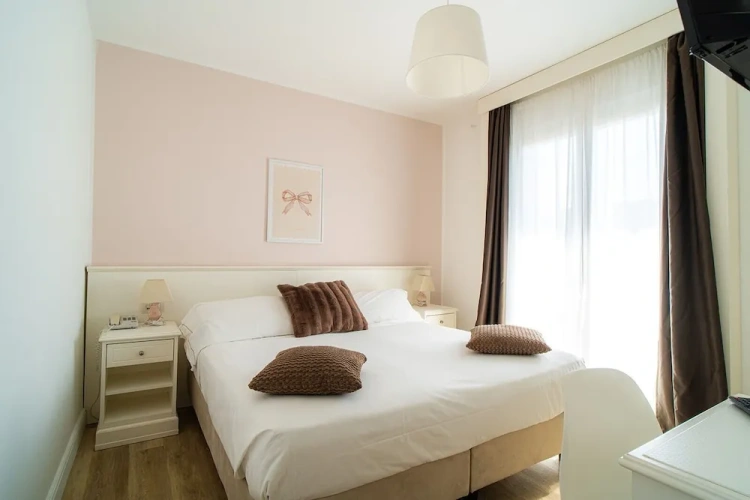 Standard Double room with balcony and with partial sea view